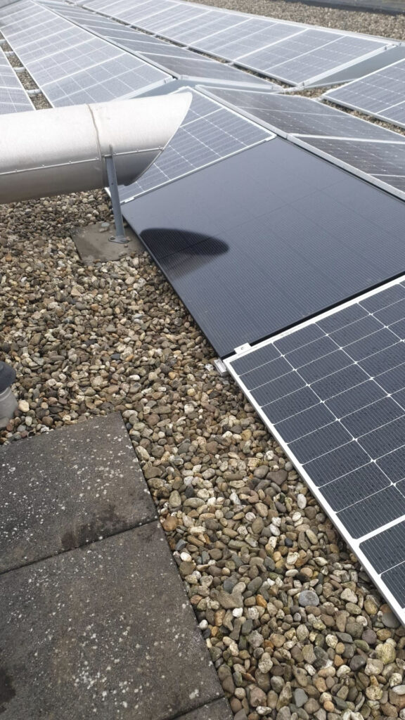 10 Het afwijkende zonnepaneel is een 'dummy'; zo hoeft er geen extra ballast op het dak, want de wind kan niet onder de andere panelen komen. En er is geen echt paneel op deze plek met te veel schaduw.