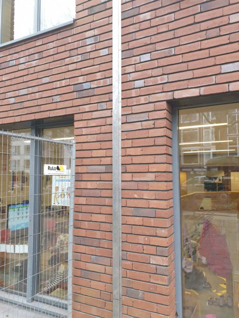 12 De dikke kabelgoot waarin al onze stroom naar het net gaat