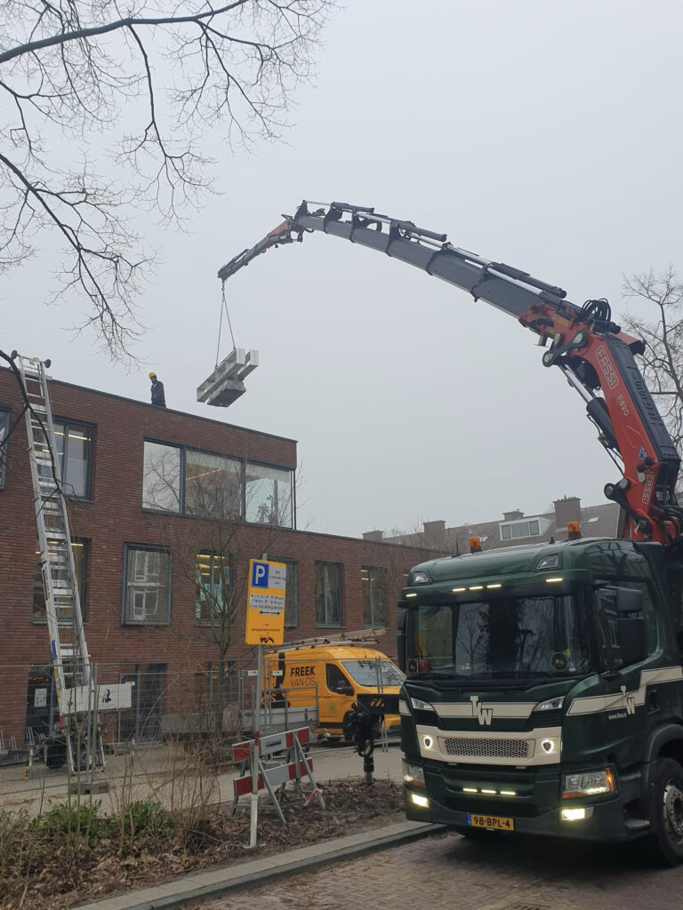 15 Dinsdag 21 januari wordt de tijdelijke valbeveiliging van het dak gehaald.