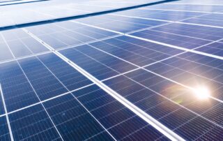 Zonnepanelen op groot dak met reflectie van de zon